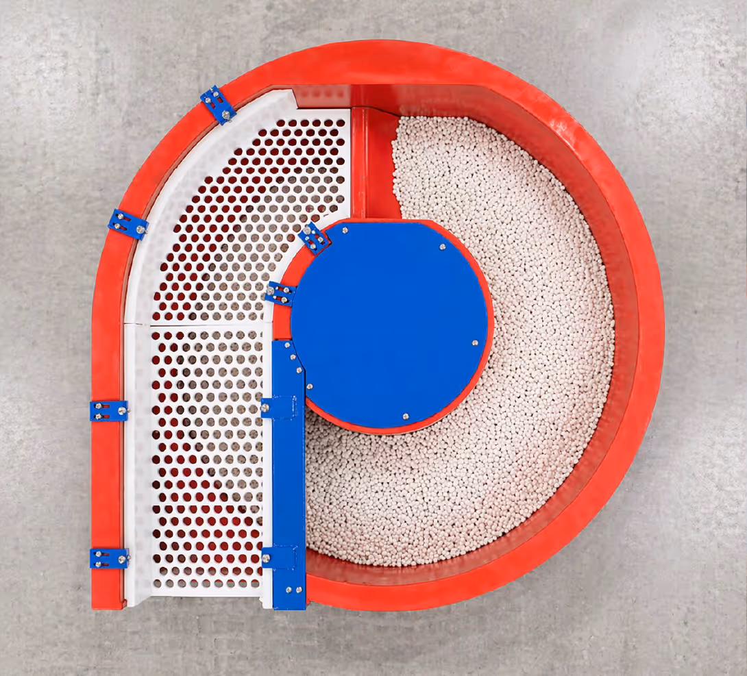 Rundvibrator mit Schleifkörpern und Separiersieb · Eurotec Innovation